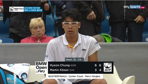 정현이 4일(현지시간) 독일 뮌헨에서 열린  BMW오픈 테니스대회 단식 준준결승에서 마르틴 클리잔(122위·슬로바키아)을 2-0(6-3 6-4)으로 꺾었다. <SKYSPORTS 방송 영상 캡처>